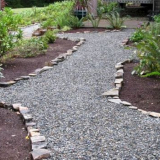 Jak si svépomocí vyrobit cestičky ze žulových promítání v zemi